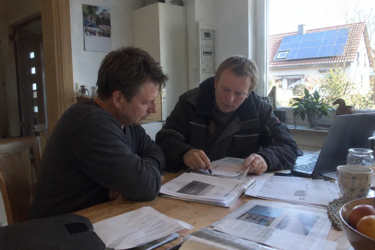 Installateur und Betreiber prüfen die Unterlagen der PV-Anlage
