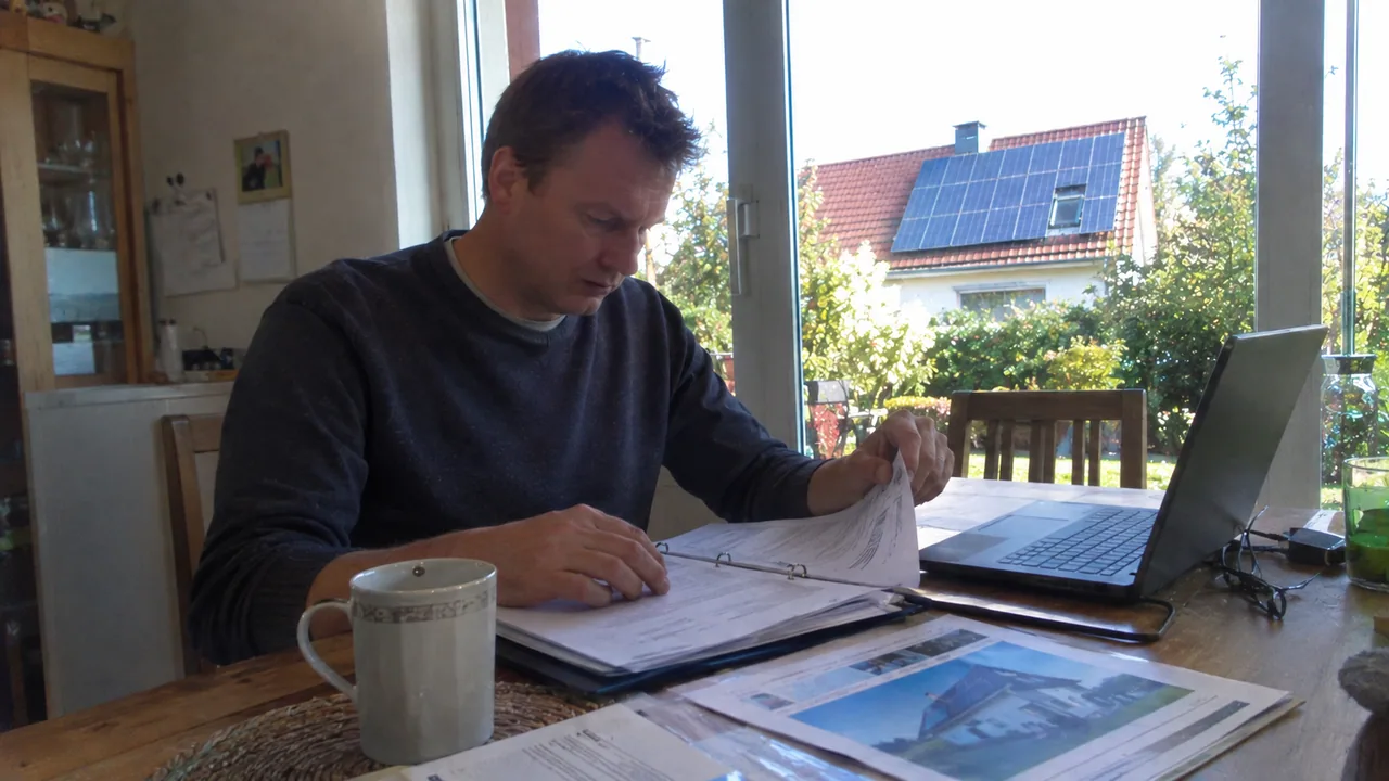 Betreiber ordnet Unterlagen zur Anmeldung einer Dach-PV-Anlage