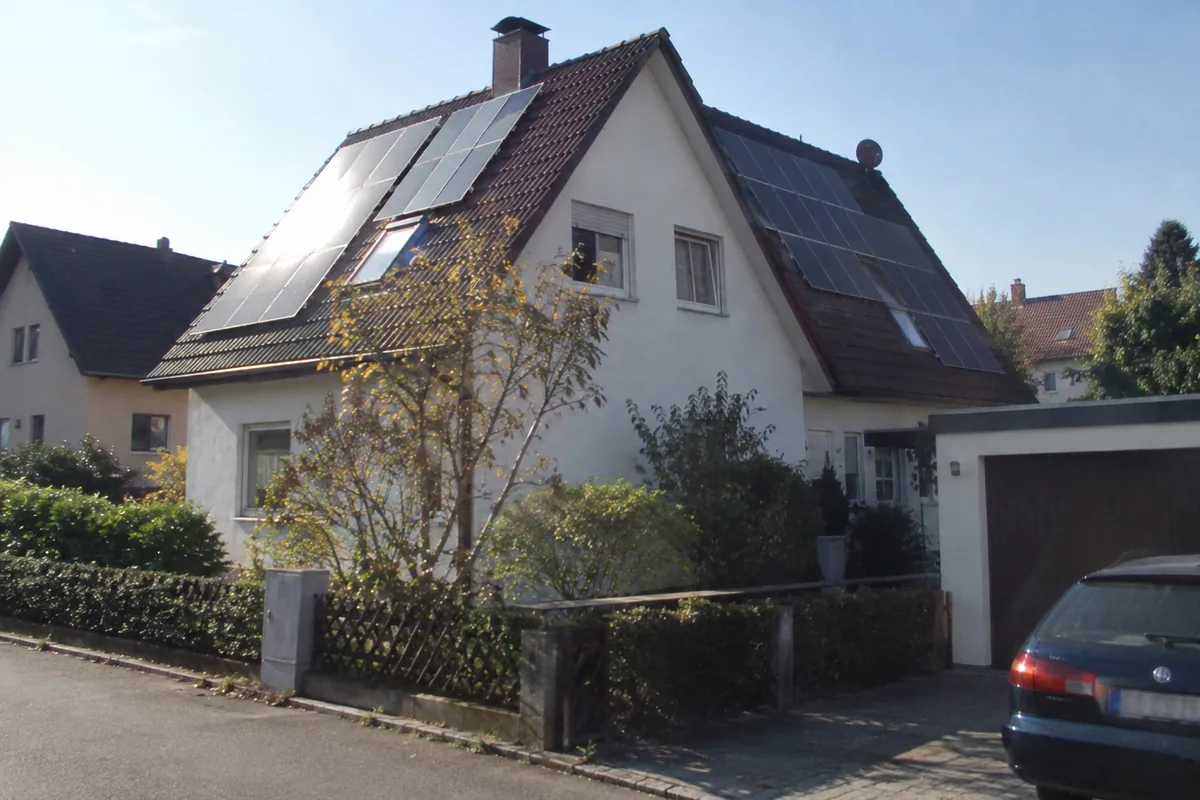 Wohnhaus mit Photovoltaikmodulen auf zwei unterschiedlich ausgerichteten Dachflächen.