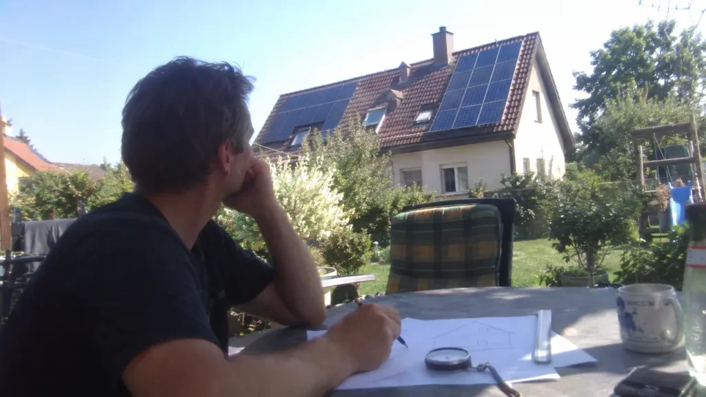 Hausbesitzer vergleicht zwei unterschiedlich ausgerichtete PV-Dachflächen mit einer Dachskizze.